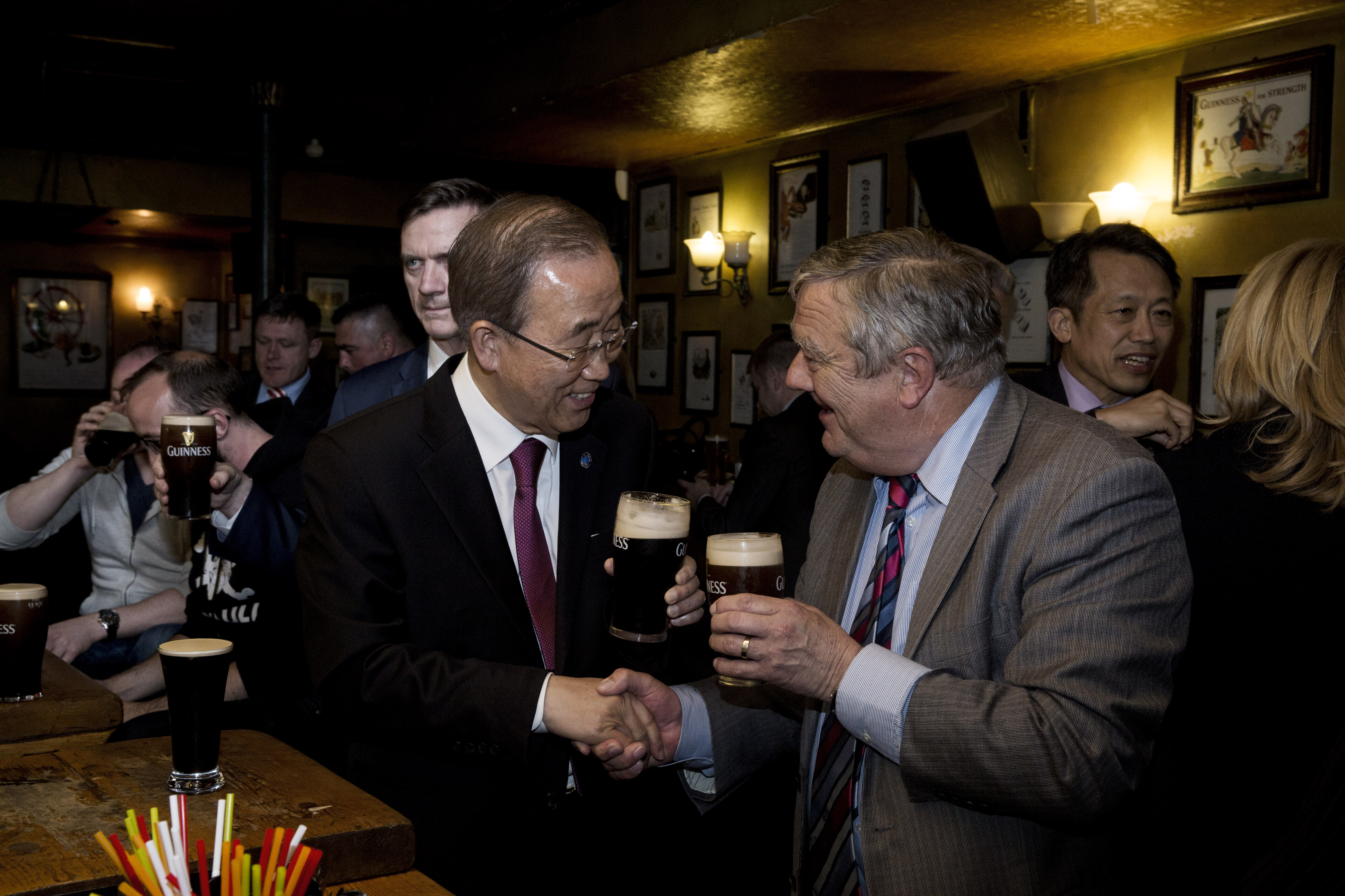 Ban Ki moon Michael Kiely share a beer and a handshake.